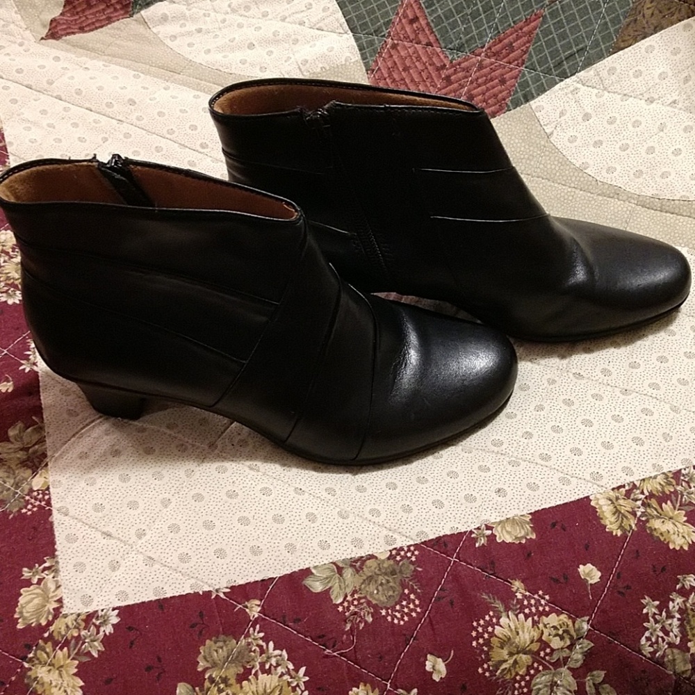Black ankle boots from Earth Spirit